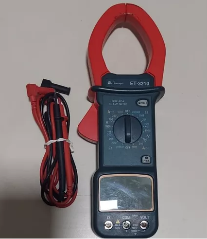 ALICATE AMPERÍMETRO VOLTIMETRO ET 3210.png